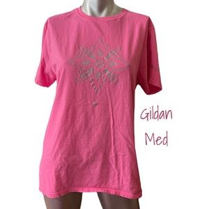 GUC GILDAN BREAST CANCER AWARENESS T-SHIRT. MEDIUM. SHORT SLEEVE.